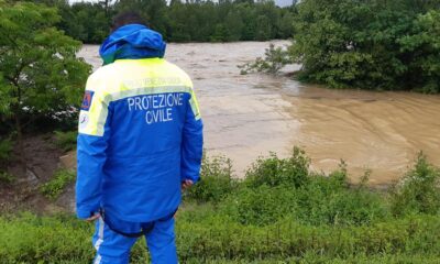 Volontario della protezione civile a Manzano per maltempo