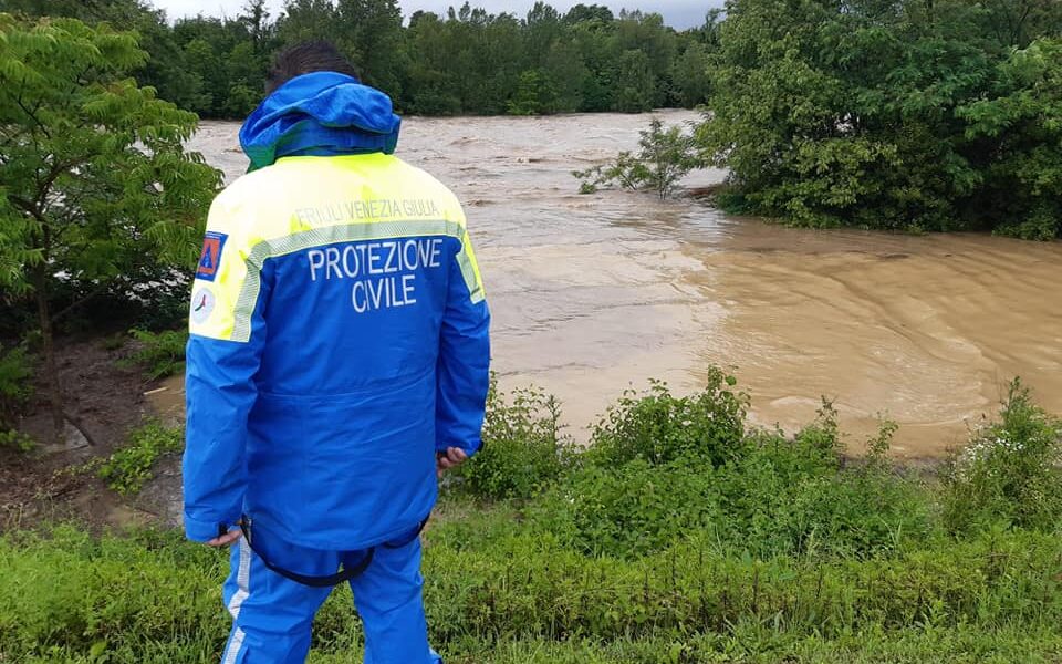 Volontario della protezione civile a Manzano per maltempo