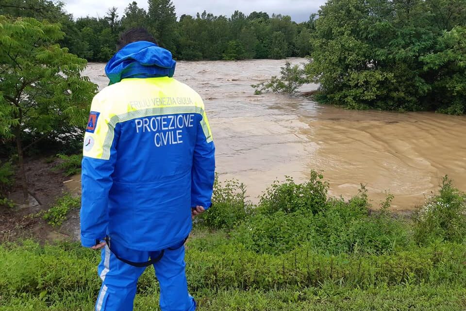 Volontario della protezione civile a Manzano per maltempo