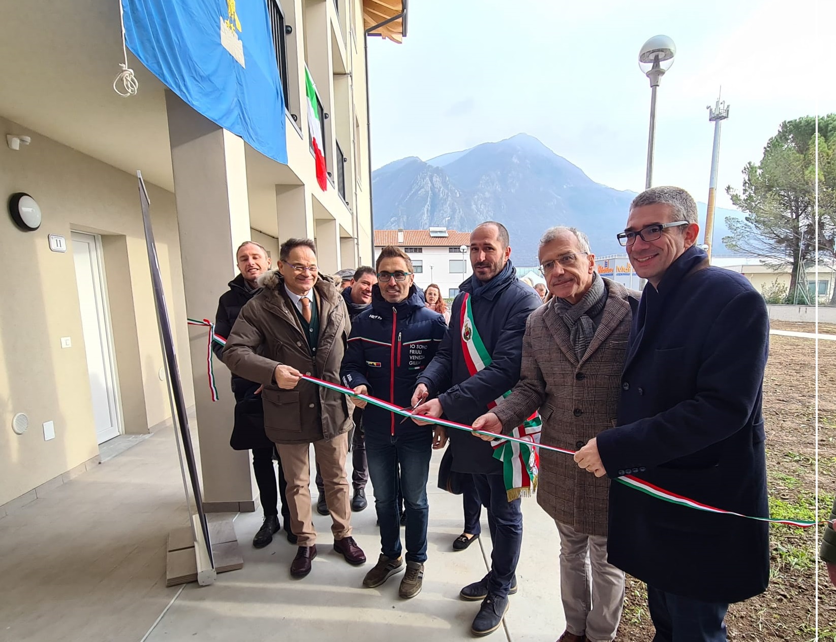 Il taglio del nastro all'esterno del nuovo edificio Ater Udine a Gemona (Roberti a destra)