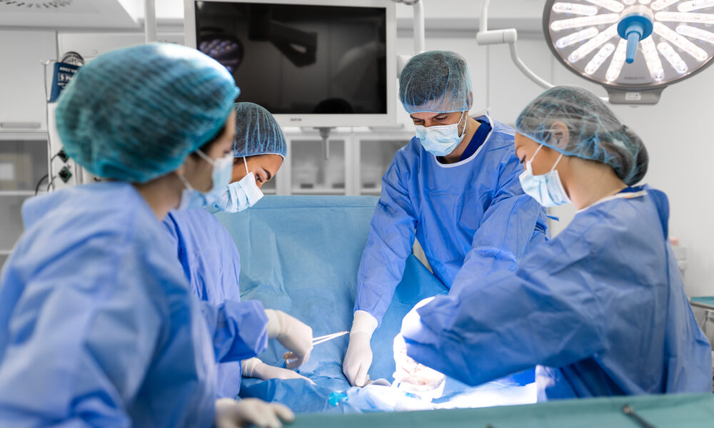 Team di chirurghi in sala operatoria - Udine fa la storia con il primo trapianto di cuore battente in Europa