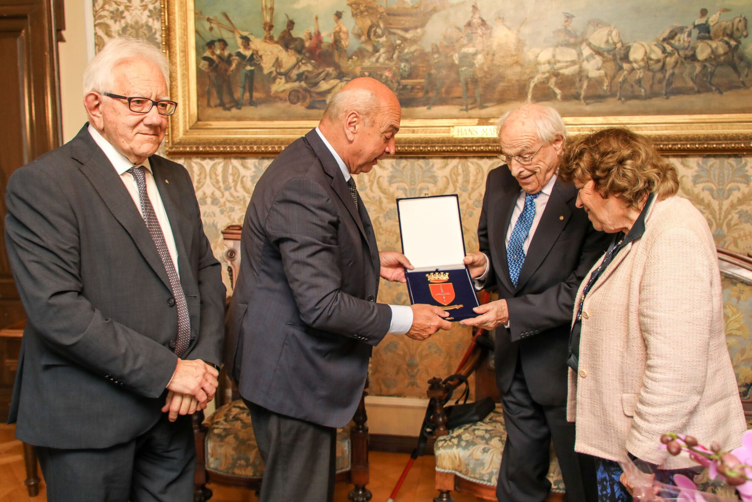 Il sindaco Roberto Dipiazza con i coniugi Annamaria e Luciano Luciani
