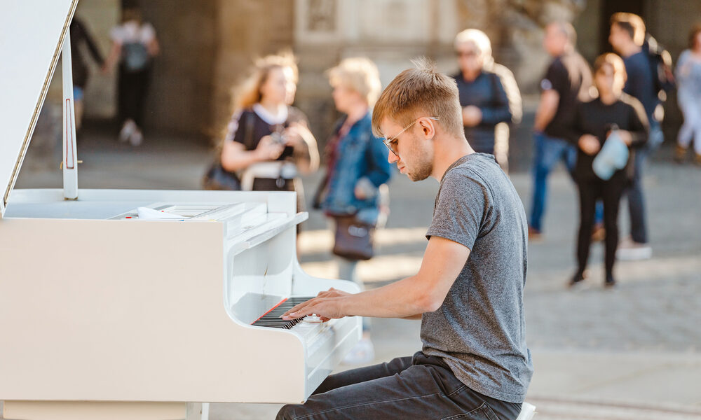 Giovane pianista in strada - Piano city Pordenone