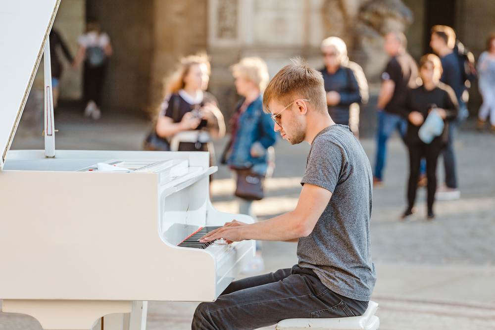 Giovane pianista in strada - Piano city Pordenone