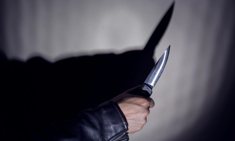 Uomo con coltello in mano, immagine di repertorio
