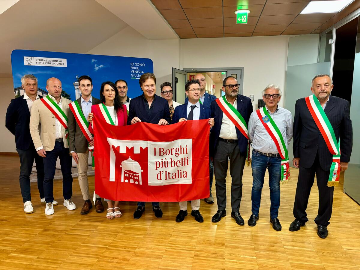 Foto di gruppo alla presentazione dell'evento - Musica, danza e sapori: la magia dei borghi del FVG nella "Notte Romantica"