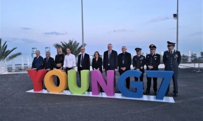 Foto di gruppo del governatore Massimiliano Fedriga tra le altre autorità - YounG7, Lignano Sabbiadoro al centro della formazione globale dei giovani