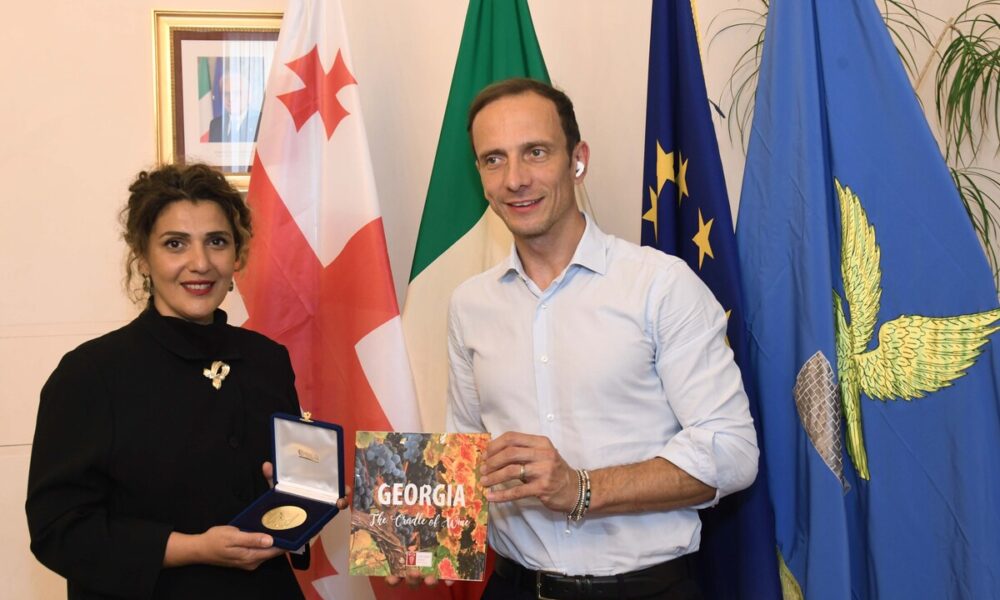 Il governatore Massimiliano Fedriga e il console generale di Georgia a Milano Natalia Kordzaia