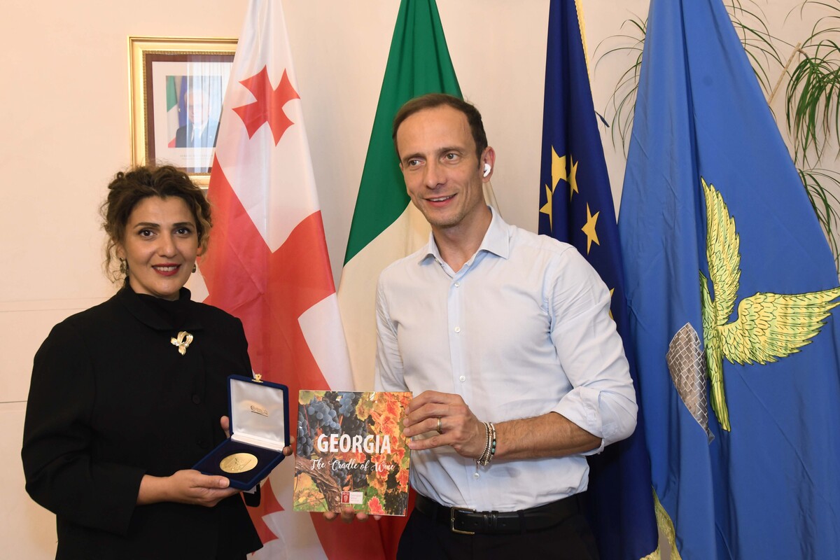 Il governatore Massimiliano Fedriga e il console generale di Georgia a Milano Natalia Kordzaia