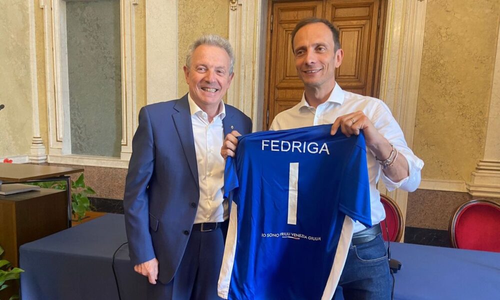 La maglietta di gioco consegnata al governatore Fedriga - Fedriga, il Trofeo delle Regioni è una palestra di vita per i giovani del FVG