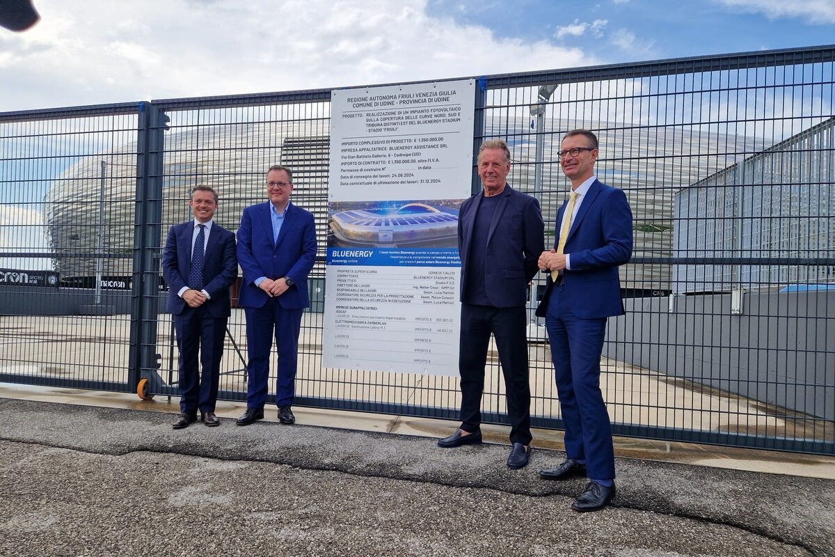 Da sinistra Alessandro Venanzi, Franco Collavino, l'assessore Fabio Scoccimarro e Davide Villa - Il Bluenergy Stadium di Udine, faro di sostenibilità con il fotovoltaico