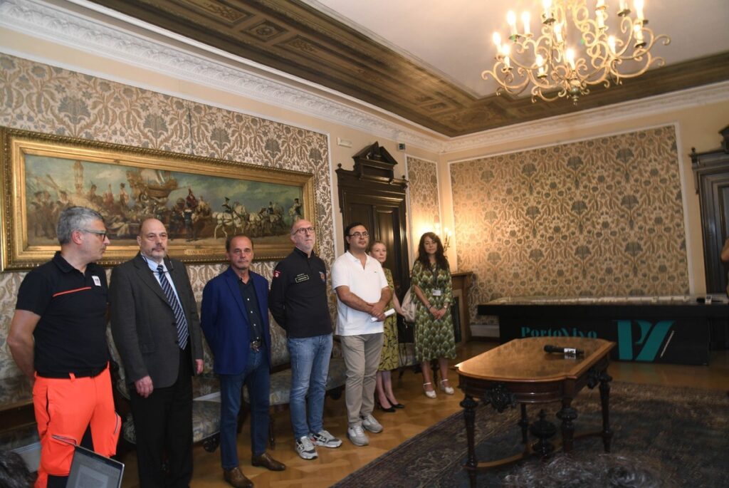 L'assessore Riccardo Riccardi (quarto da sinistra nella foto) nel Salotto Azzurro del Comune di Trieste