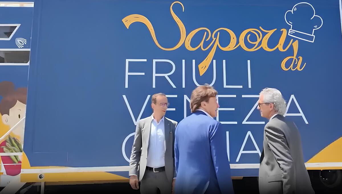 Il Governatore Massimiliano Fedriga con l'assessore Sergio Emidio Bini e direttore regionale di Despar Nord Fabrizio Cicero - Alla scoperta del truck di 'Sapori di FVG' in tour nelle piazze