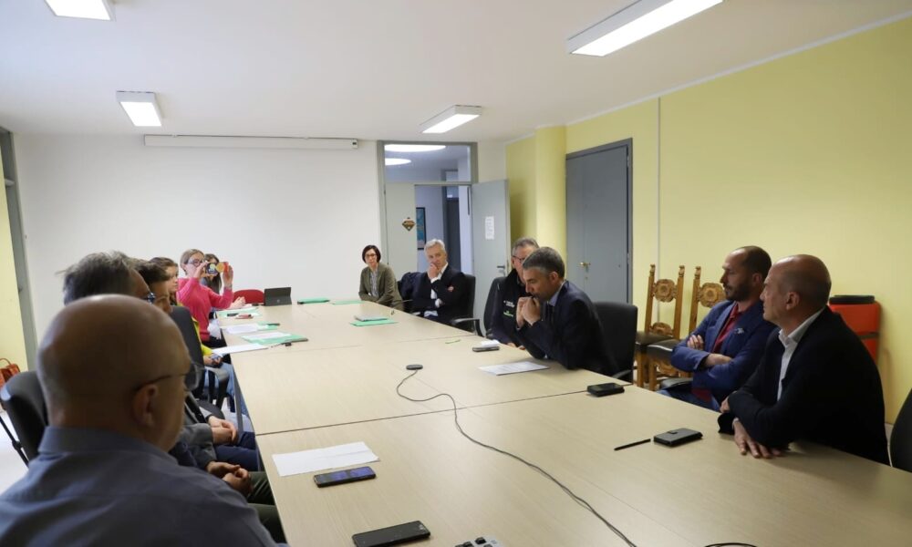 Una fase dell'incontro svoltosi a Tolmezzo alla presenza dell'assessore regionale alle Autonomie locali Pierpaolo Roberti - "Digitale in Comune", una nuova era per i servizi al cittadino in Friuli-Venezia Giulia