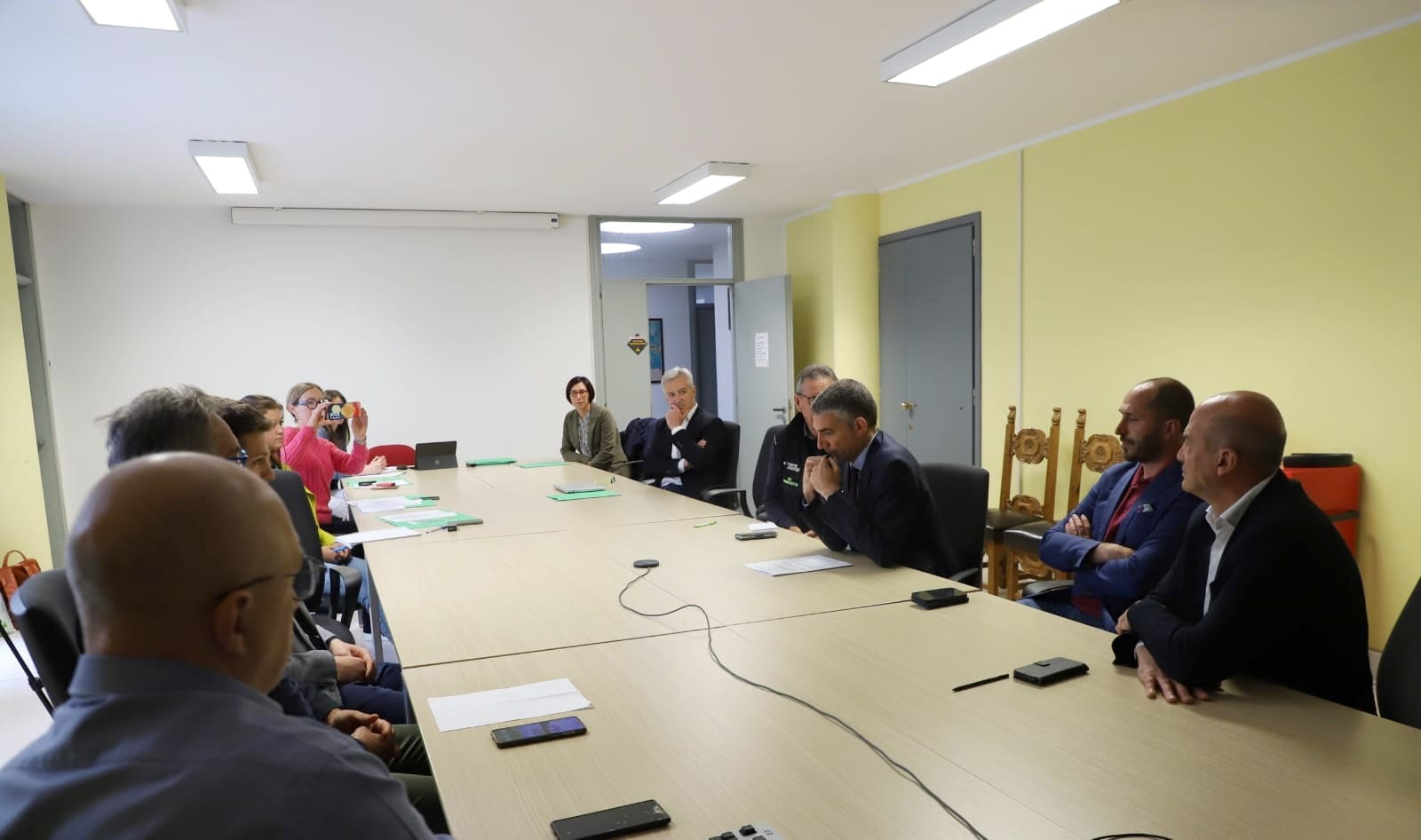 Una fase dell'incontro svoltosi a Tolmezzo alla presenza dell'assessore regionale alle Autonomie locali Pierpaolo Roberti - "Digitale in Comune", una nuova era per i servizi al cittadino in Friuli-Venezia Giulia