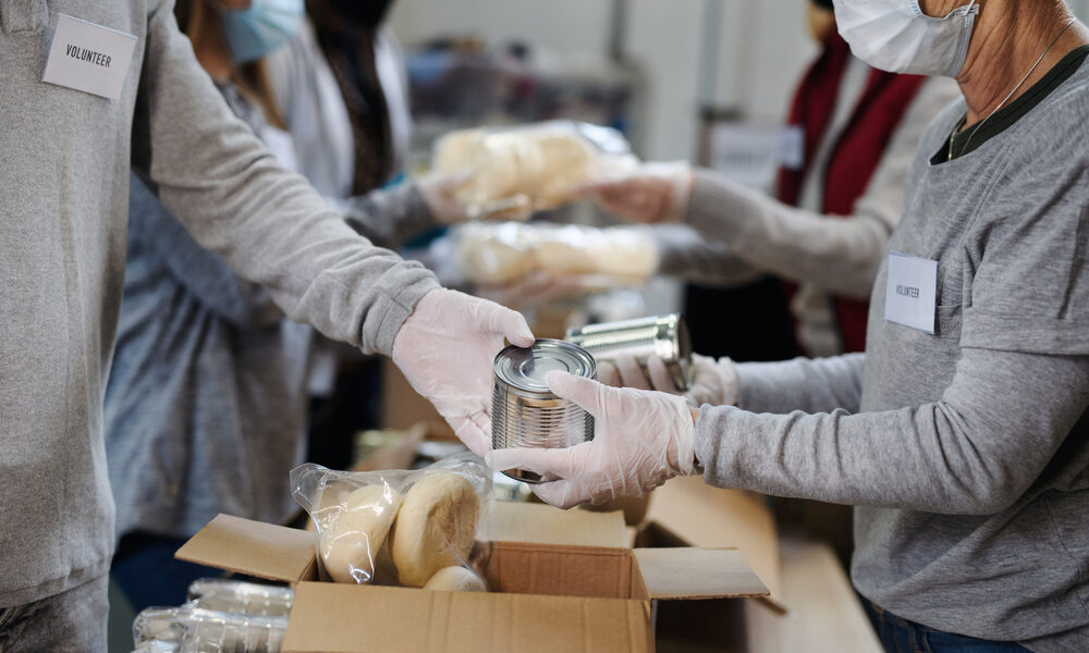Volontari preparano le donazioni di cibo - Povertà alimentare