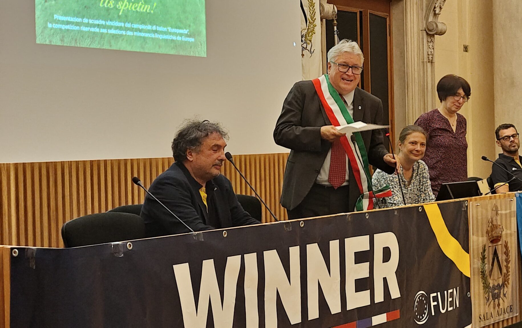 Il sindaco Alberto Felice De Toni, celebra la vittoria dell'Europeada