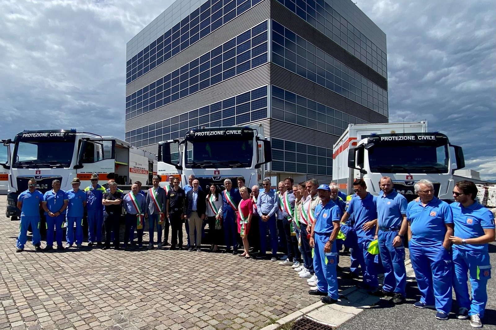 I tre mezzi donati oggi, alla presenza dei sindaci e dei volontari della Protezione civile - Consegnati tre automezzi speciali della Protezione Civile per Arta, Moimacco e Tavagnacco