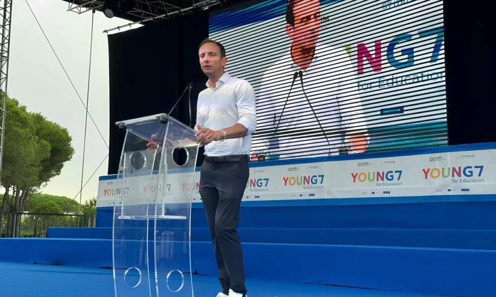 Il governatore Fedriga nel corso del suo intervento alla cerimonia di chiusura del Young7 - Cerimonia di chiusura del YounG7, da Fedriga un invito all'ascolto globale