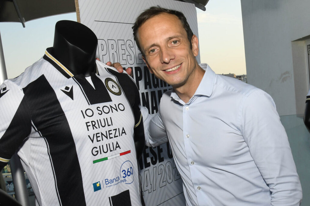 Il governatore Massimiliano Fedriga alla presentazione delle nuove divise di gioco dell'Udinese calcio