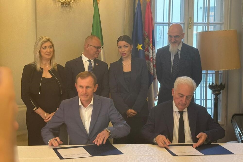 L'assessore Amirante, a sinistra in piedi, al tavolo della sigla dei nuovi rapporti di collaborazione tra Italia e Serbia