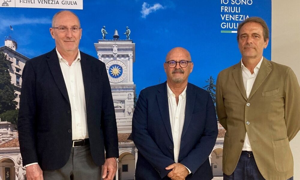 L'assessore Sebastiano Callari (al centro) con il presidente di Insiel, Diego Antonini, e il presidente del Tribunale di Udine, Paolo Corder - Digitalizzazione, al Tribunale di Udine arriva la rete Wi-Fi gratuita per cittadini e avvocati