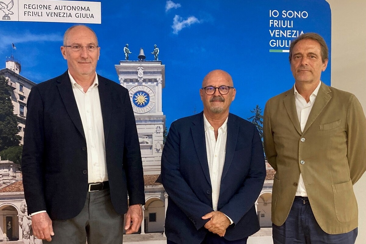 L'assessore Sebastiano Callari (al centro) con il presidente di Insiel, Diego Antonini, e il presidente del Tribunale di Udine, Paolo Corder - Digitalizzazione, al Tribunale di Udine arriva la rete Wi-Fi gratuita per cittadini e avvocati