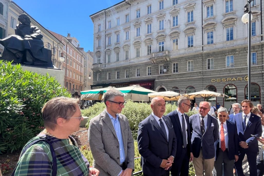 L'assessore Pierpaolo Roberti durante la cerimonia di restituzione del monumento a Giuseppe Verdi alla città di Trieste - La statua di Giuseppe Verdi a Trieste torna al suo splendore