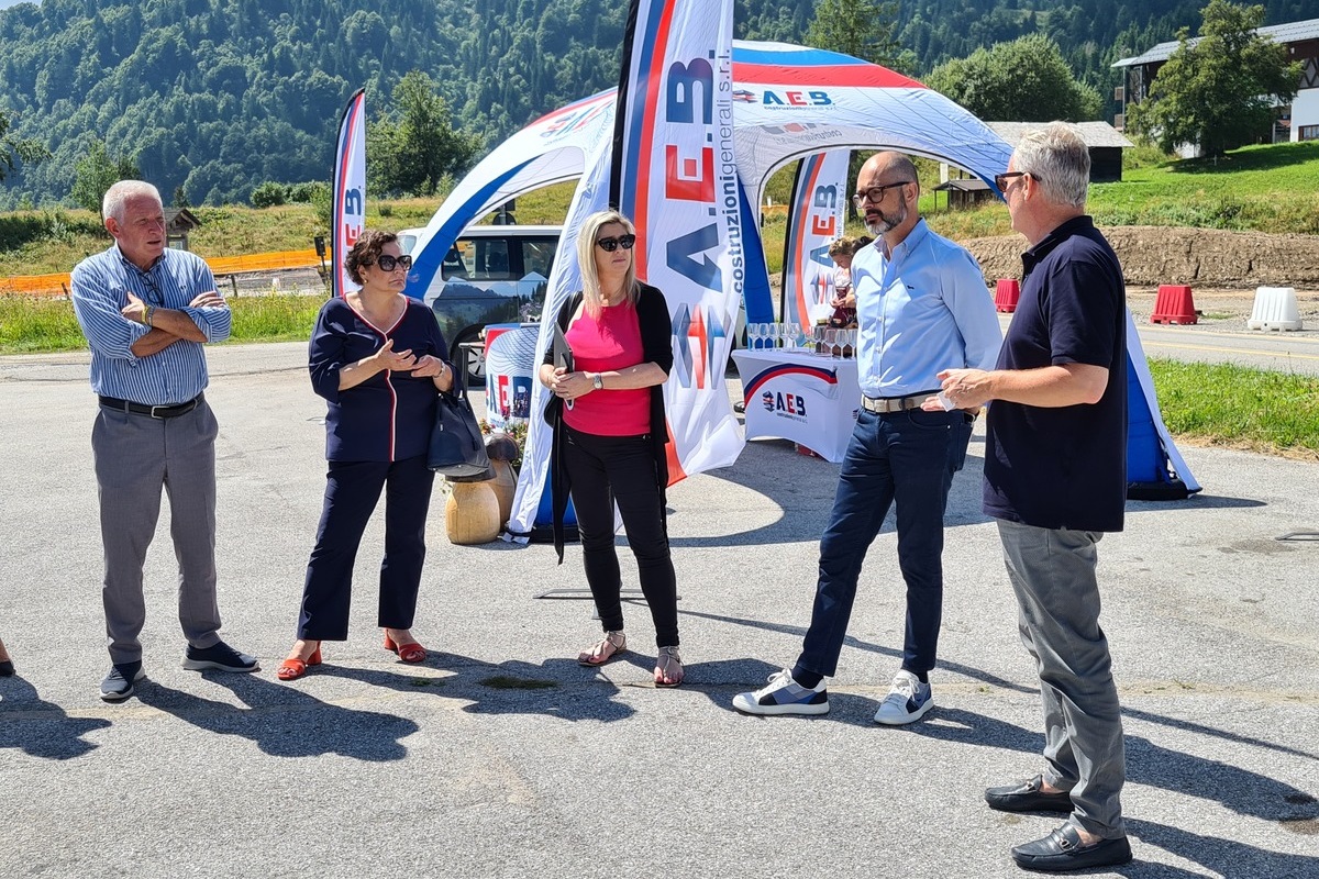 L'assessore regionale Cristina Amirante, al centro, durante il sopralluogo al cantiere sul monte Zoncolan - Riqualificazione viabilità del Monte Zoncolan, lavori a buon punto