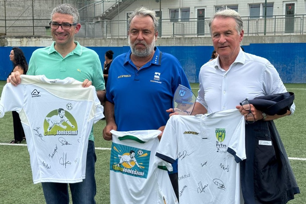 Premio "Campionissimi" ad Attilio Tesser, la Triestina celebra il suo tecnico - L'assessore Pierpaolo Roberti insieme all'organizzatore di "Campionissimi" Matteo Medani e il tecnico Attilio Tesser