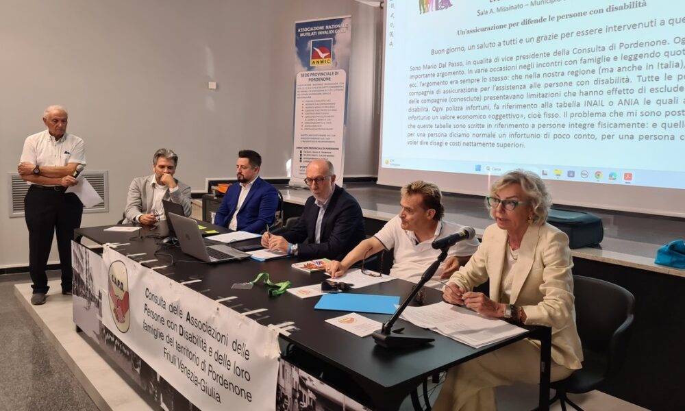 L'assessore Riccardo Riccardi, al centro del tavolo, alla presentazione delle iniziative sulla disabilità a Pordenone - Disabilità e integrazione, un progetto pilota a Pordenone da estendere a tutto il FVG