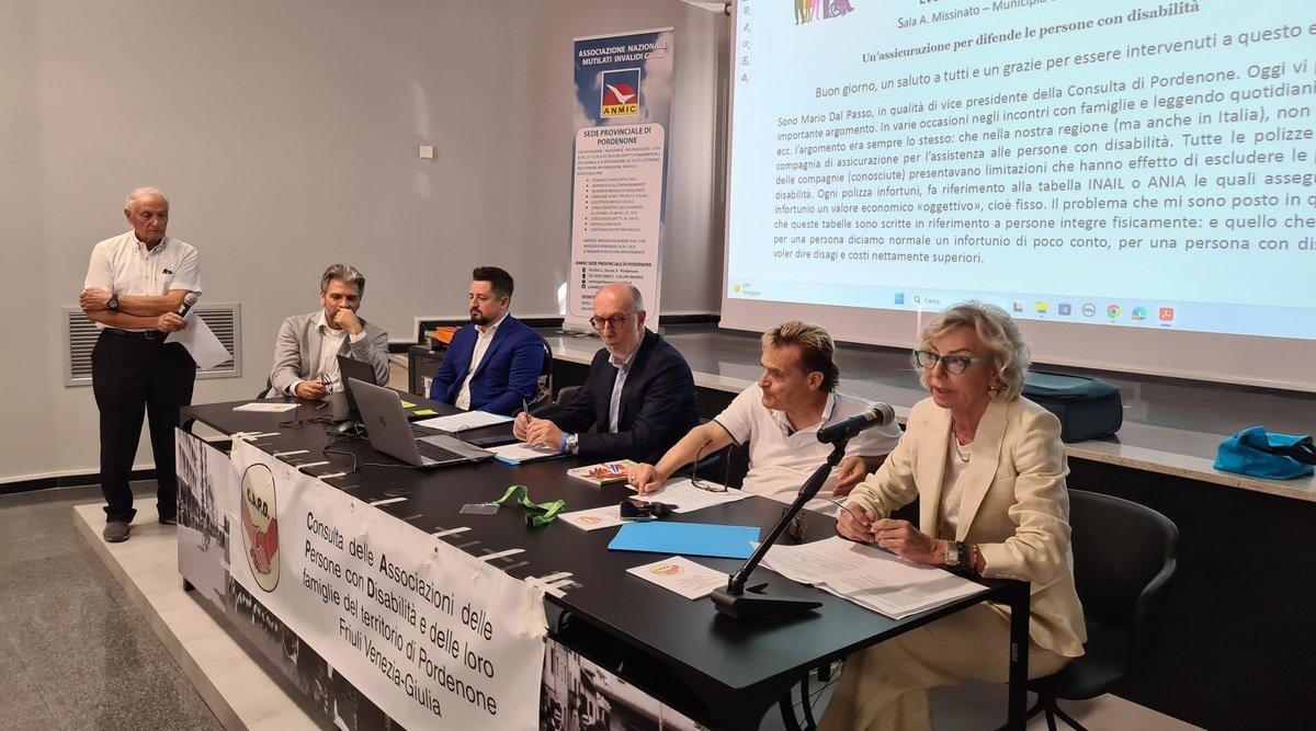 L'assessore Riccardo Riccardi, al centro del tavolo, alla presentazione delle iniziative sulla disabilità a Pordenone - Disabilità e integrazione, un progetto pilota a Pordenone da estendere a tutto il FVG