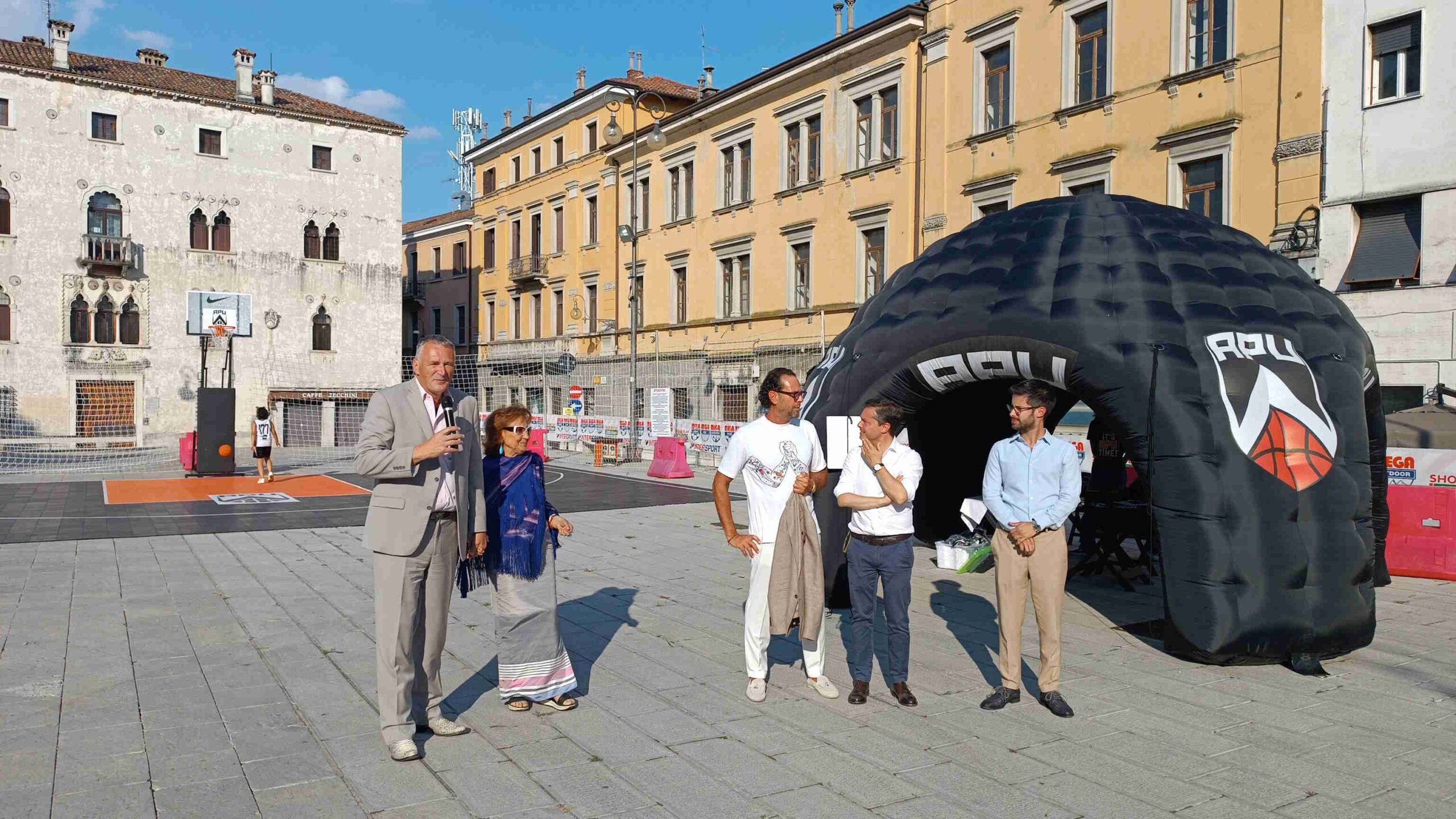 I partecipanti all'inaugurazione di "Vivila!" in piazza XX Settembre a Udine