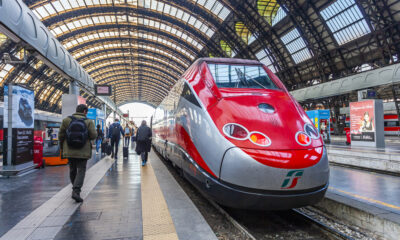 Frecciarossa in stazione a Milano centrale - viaggiatori