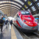 Frecciarossa in stazione a Milano centrale - viaggiatori