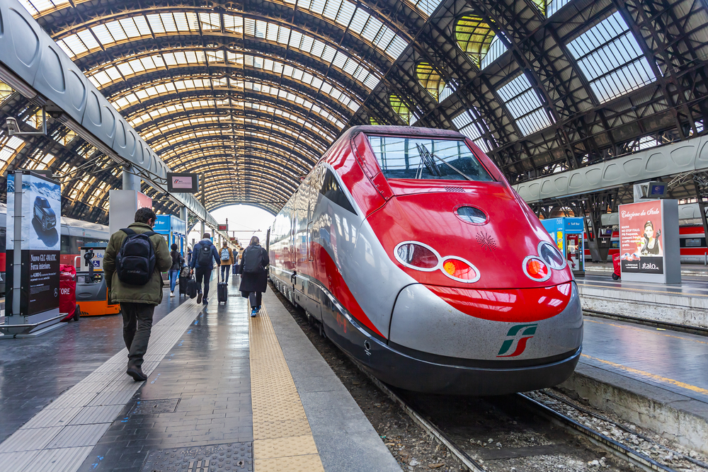 Frecciarossa in stazione a Milano centrale - viaggiatori