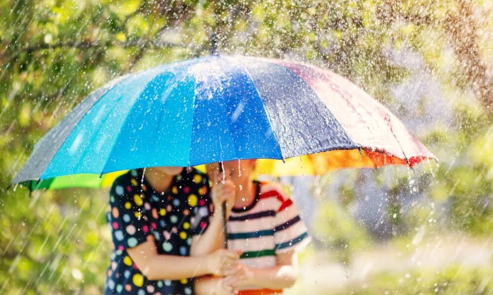 Bambini sotto la pioggia - Previsioni meteo per il weekend in FVG, sabato instabile e domenica più calda