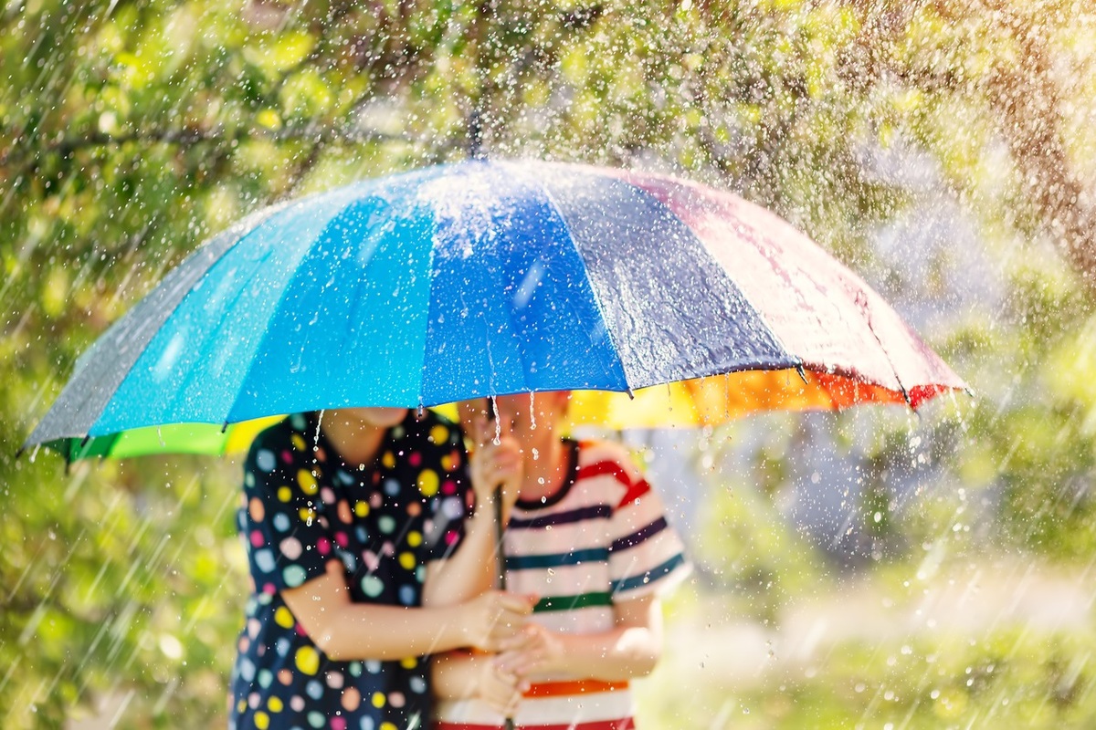 Bambini sotto la pioggia - Previsioni meteo per il weekend in FVG, sabato instabile e domenica più calda