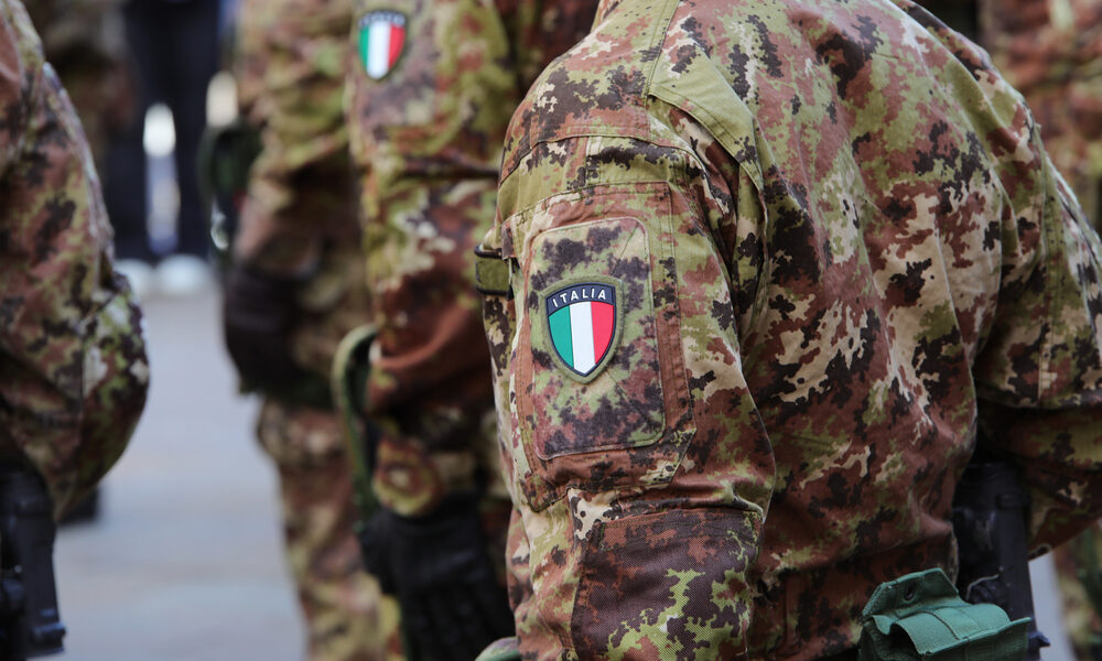 Militari in divisa