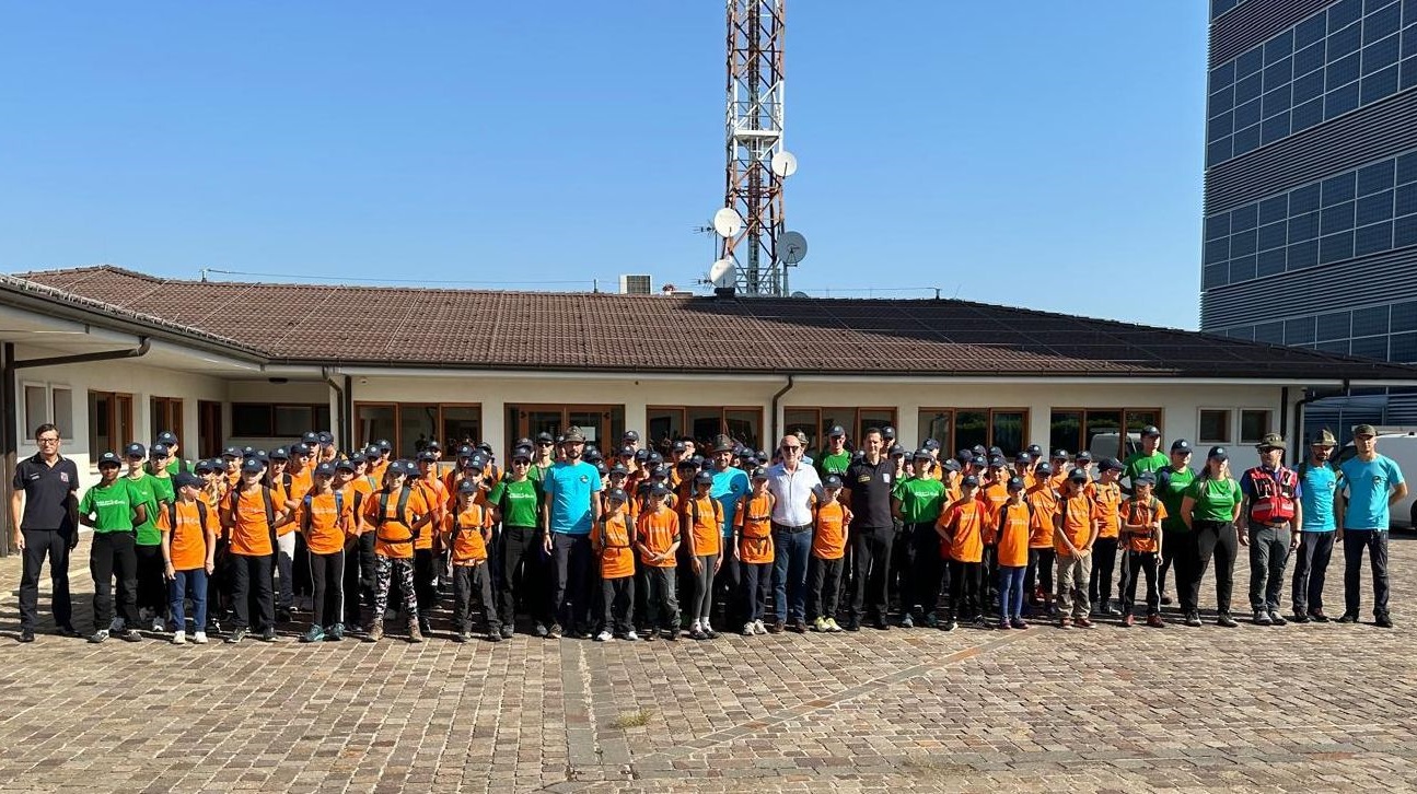 I ragazzi partecipanti ai campi scuola in visita alla sede della Protezione civile di Palmanova - Protezione Civile FVG, nuova linfa dai giovani volontari