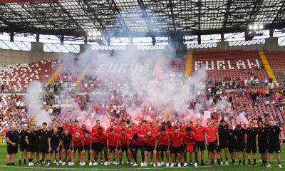 La prima squadra della Triestina Calcio con lo staff sotto la curva Furlan dello stadio Rocco