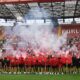 La prima squadra della Triestina Calcio con lo staff sotto la curva Furlan dello stadio Rocco