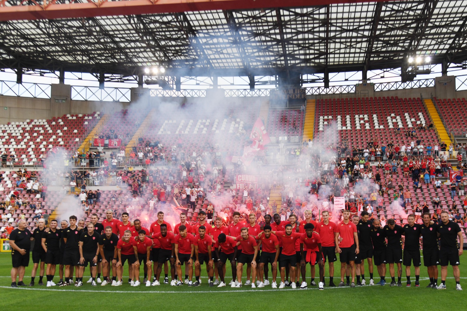 La prima squadra della Triestina Calcio con lo staff sotto la curva Furlan dello stadio Rocco