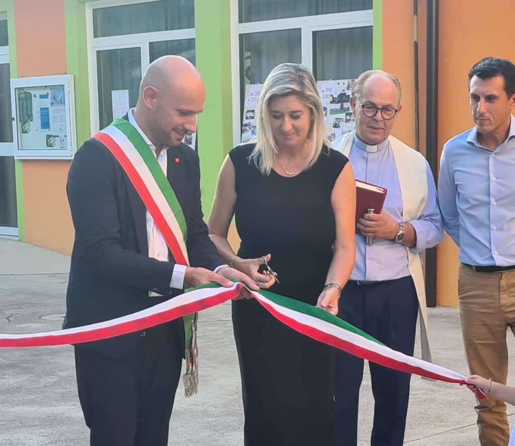 L'assessore Amirante al taglio del nastro della Scuola dell'infanzia Immacolata Concezione di Rauscedo