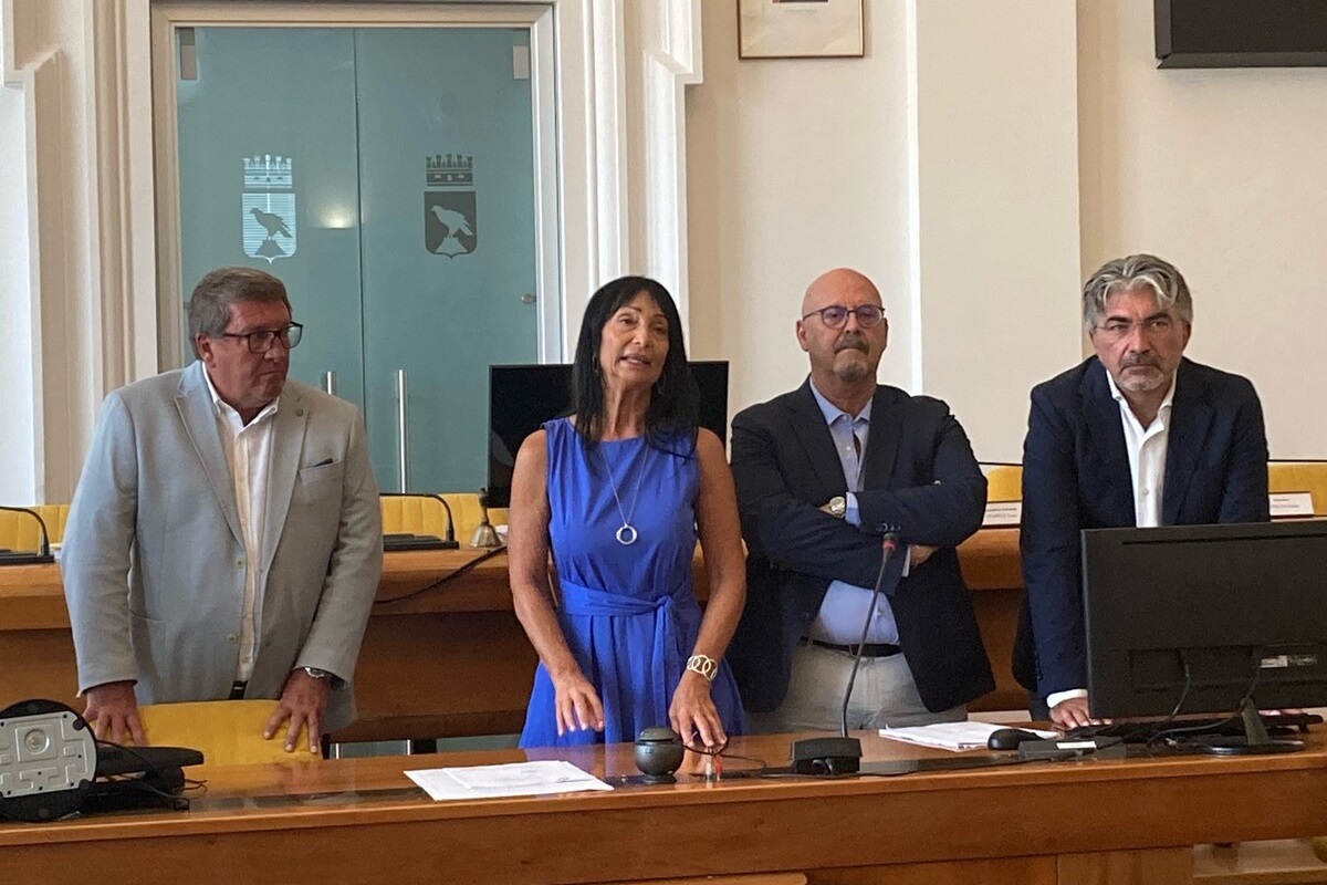 L'assessore regionale Sebastiano Callari (secondo da destra) alla presentazione dei contributi per la realizzazione delle opere a Monfalcone - Monfalcone, 1,45 milioni per il nuovo argine marittimo