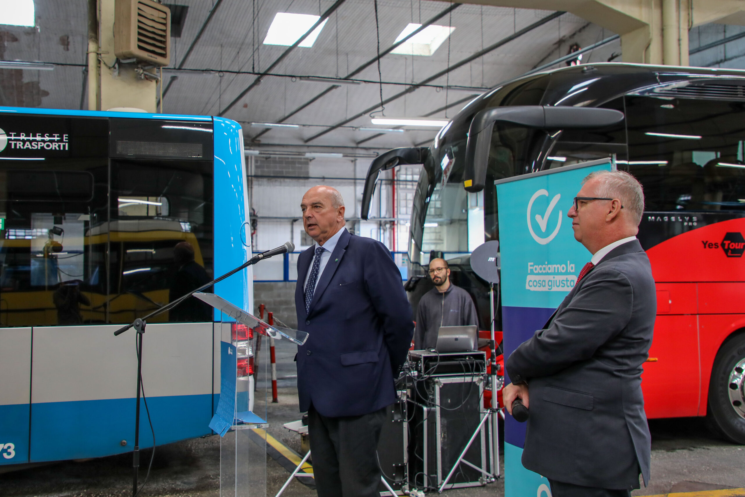 Roberto Dipiazza alla presentazione dei nuovi autobus elettrici