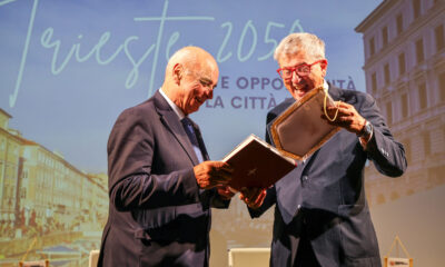 Roberto Dipiazza consegna la medaglia bronzea ad Alessandro Gerdina, presidente del Collegio Provinciale Geometri