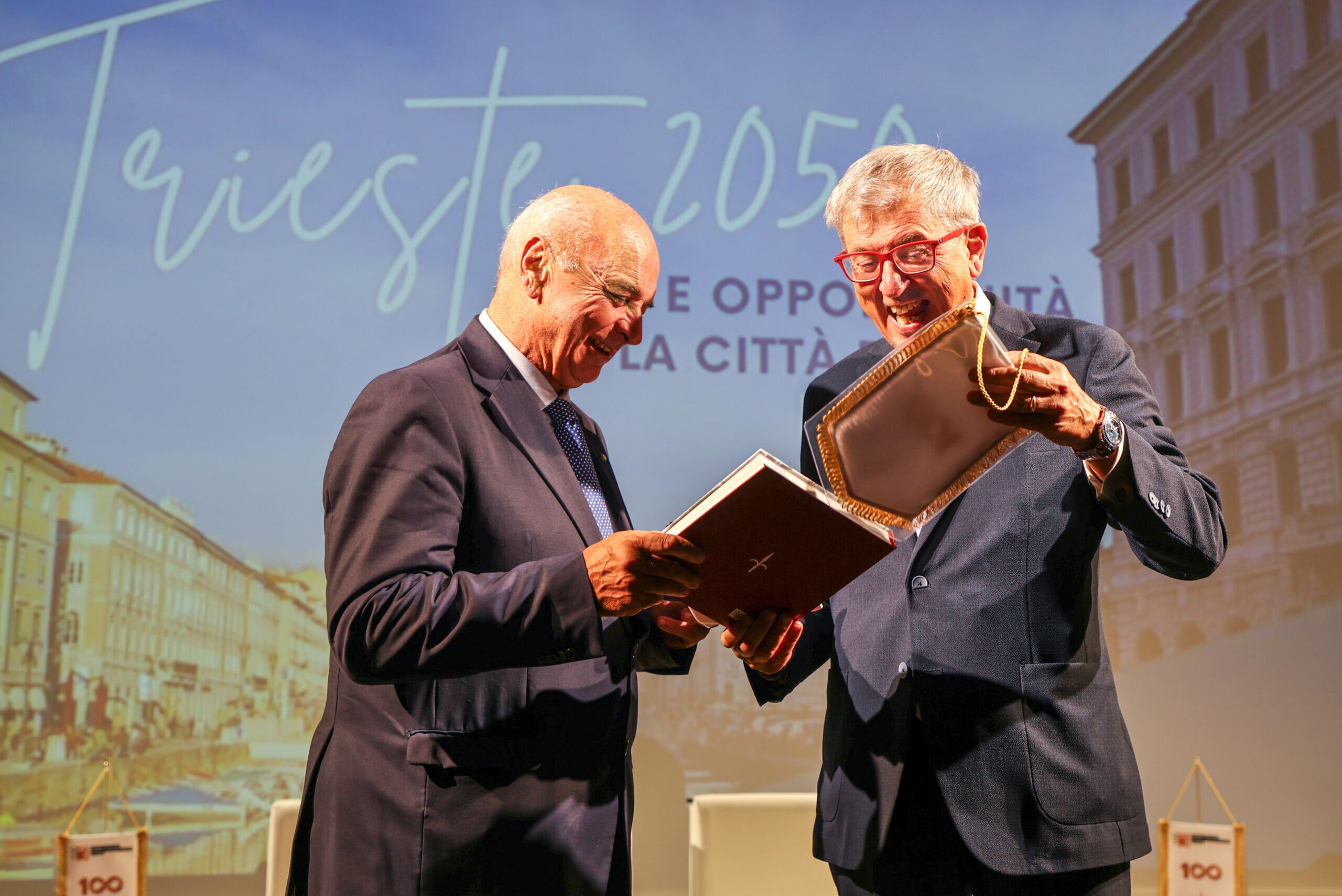 Roberto Dipiazza consegna la medaglia bronzea ad Alessandro Gerdina, presidente del Collegio Provinciale Geometri