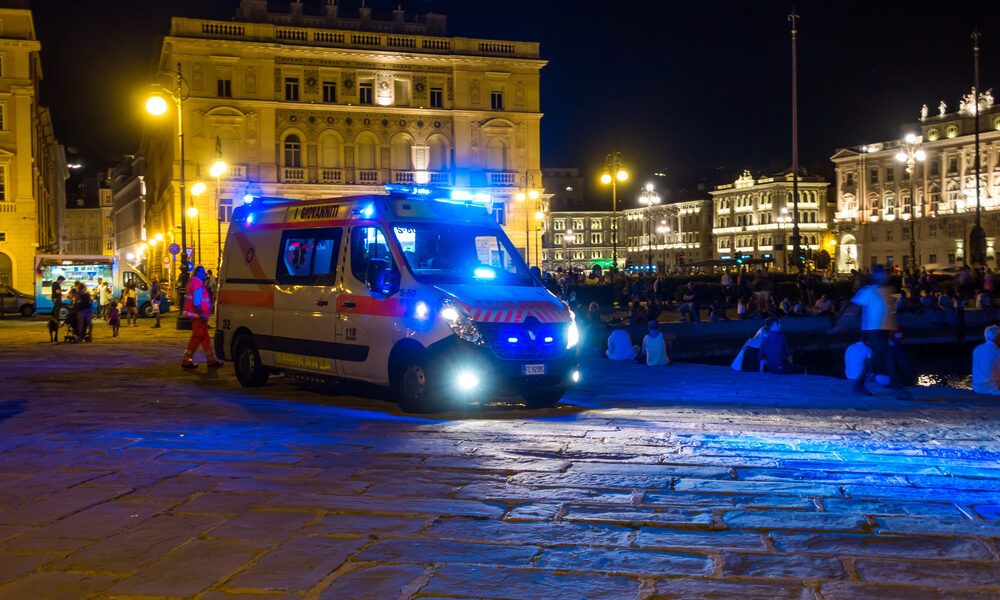 Ambulanza in Piazza Unità a Trieste - ordinanza anti-degrado