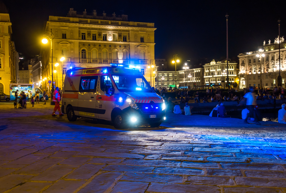 Ambulanza in Piazza Unità a Trieste - ordinanza anti-degrado